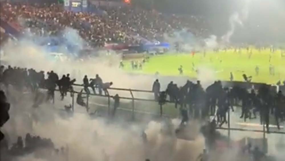 Penembakan gas air mata salah satu penyebab puluhan jiwa tewas di stadion kanjuruhan