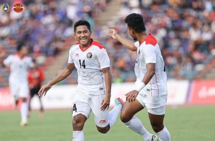 Pemain Timnas Indonesia U-22 Fajar Fathur Rahman dan Bagas Kaffa saat lawan Timor Leste.