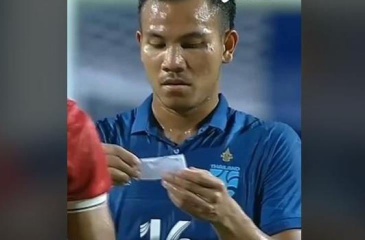 Momen Pemain Thailand Baca 'Surat Cinta' saat Lawan Timnas Indonesia U-23