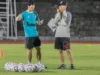 Pelatih Timnas Indonesia U-23 Shin Tae-yong bersama asistennya